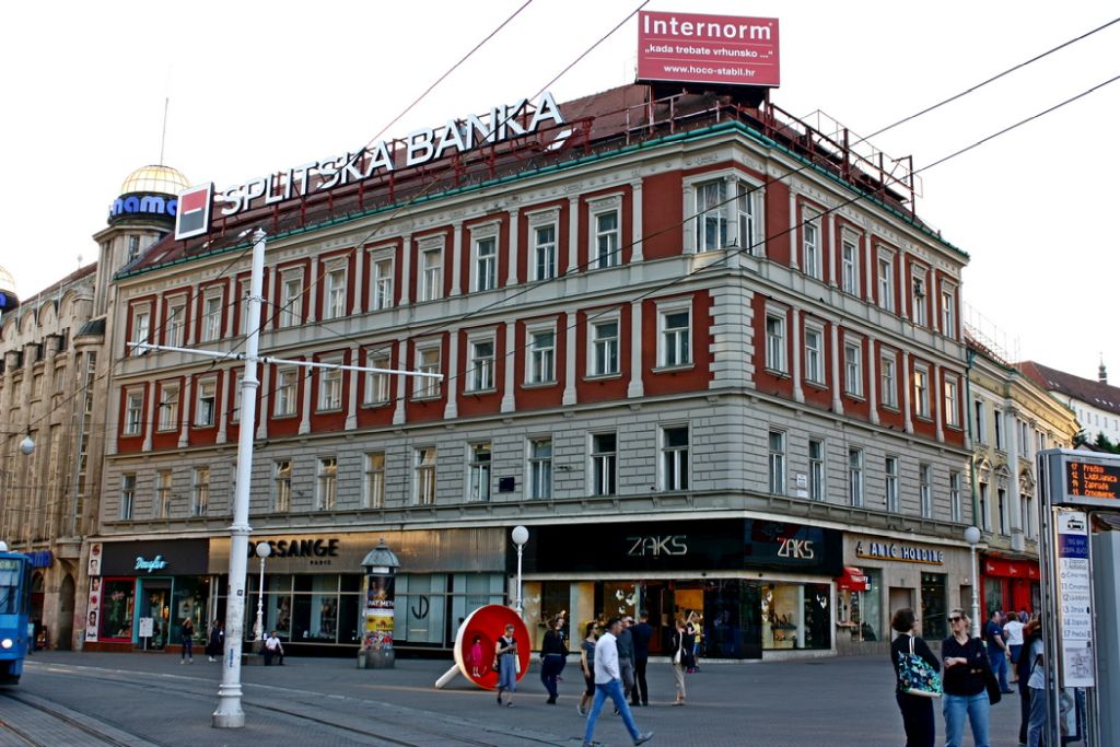 Trg bana Jelačića 1, kuća Stanković, trokatnica nastala je nadogradnjom kasnobarokne jednokatnice za investitora trgovca Kristofora Stankovića
